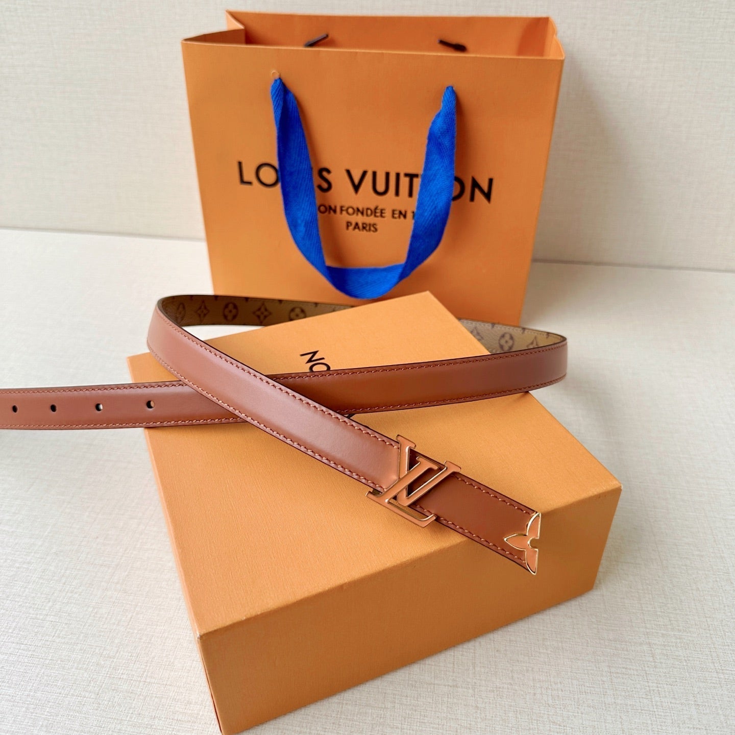 Louis Vuitton-Style Women's Belt — A stylish leather belt featuring a metal buckle, perfect for daily commutes, office wear, and parties; an excellent gift choice for Mother's Day or Valentine's Day.